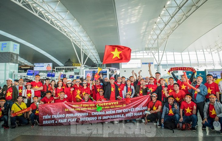 Vietnamese fans head to the Philippines ahead of men’s football final at SEA Games - ảnh 1
