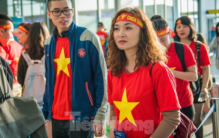 Vietnamese fans head to the Philippines ahead of men’s football final at SEA Games - ảnh 10