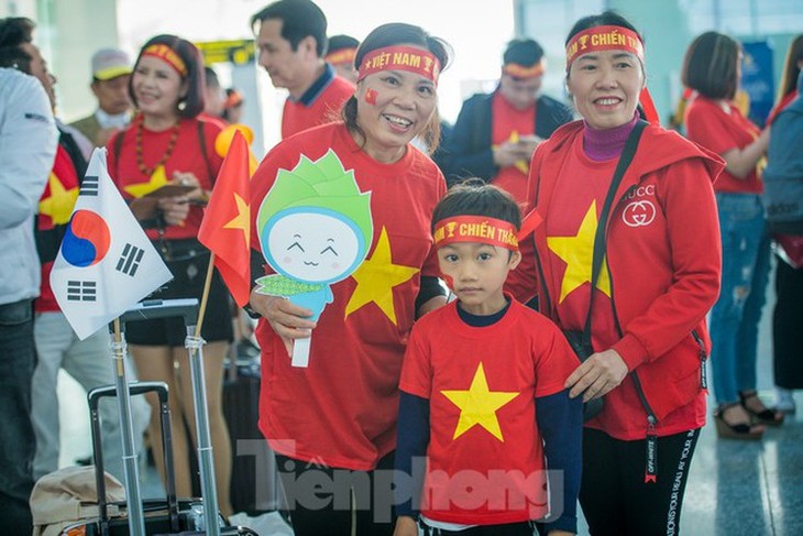 Vietnamese fans head to the Philippines ahead of men’s football final at SEA Games - ảnh 11