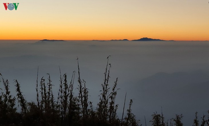Viewing a spectacular sunset from Ky Quan San mountain - ảnh 18