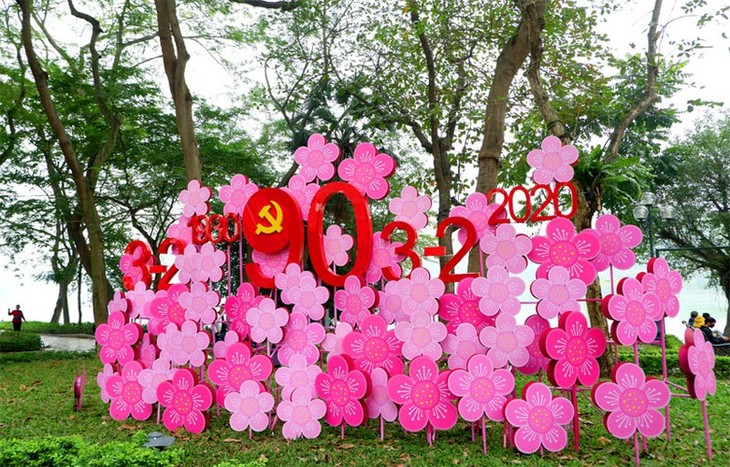 Hanoi covered in festive decorations to celebrate Tet - ảnh 1