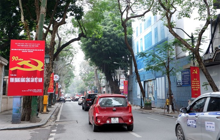 Hanoi covered in festive decorations to celebrate Tet - ảnh 2