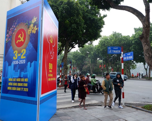 Hanoi covered in festive decorations to celebrate Tet - ảnh 6