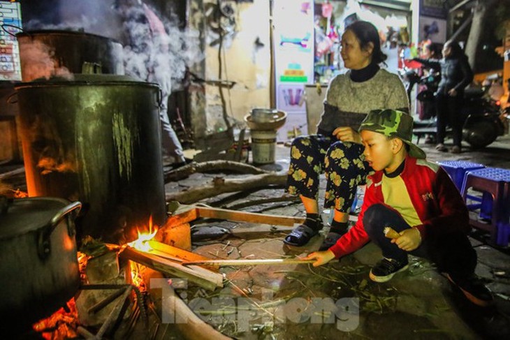 Hanoians boil Banh Chung through the night - ảnh 12