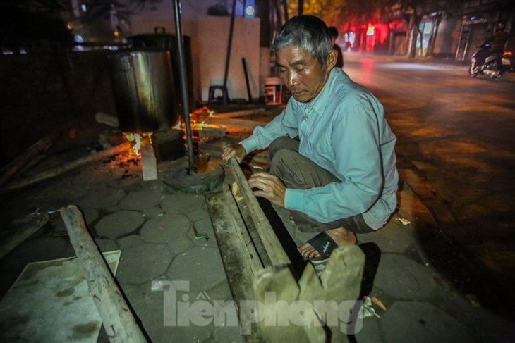 Hanoians boil Banh Chung through the night - ảnh 3
