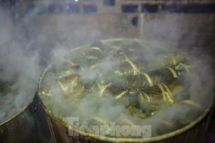 Hanoians boil Banh Chung through the night - ảnh 5