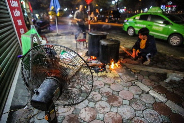 Hanoians boil Banh Chung through the night - ảnh 9