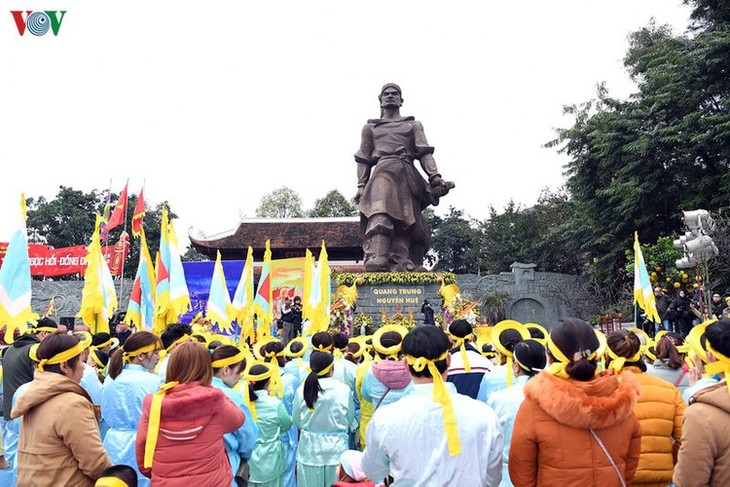 Crowds thrilled at reenactment of Ngoc Hoi-Dong Da victory - ảnh 16