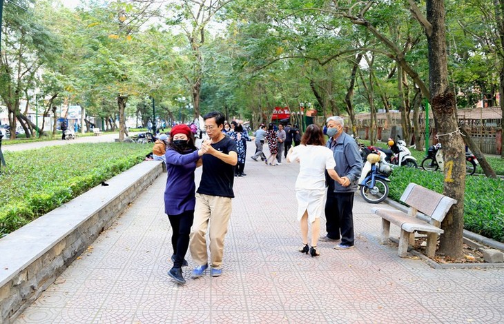 Hustle and bustle returns to Hanoi after impact of COVID-19 - ảnh 1