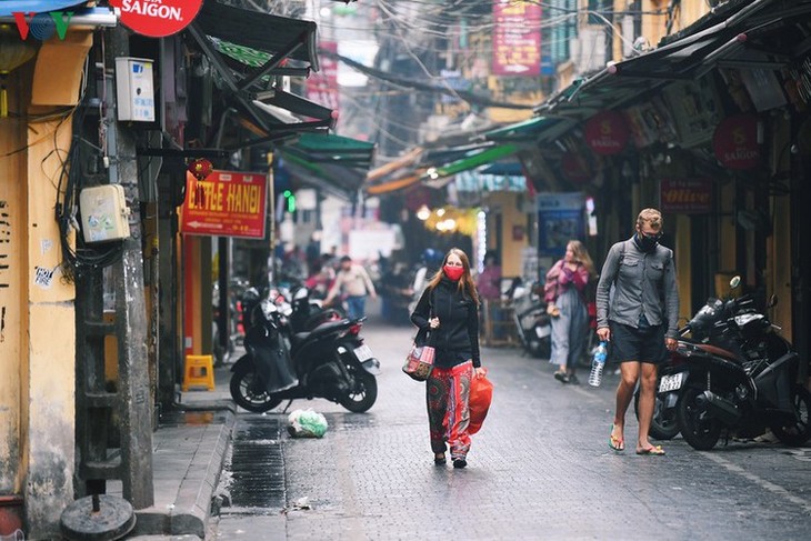 Entertainment areas in Hanoi deserted as COVID-19 fears grip capital - ảnh 10