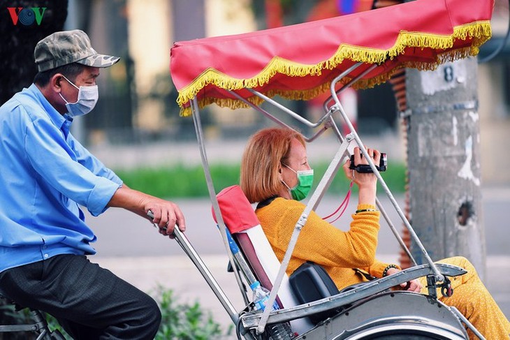Entertainment areas in Hanoi deserted as COVID-19 fears grip capital - ảnh 15