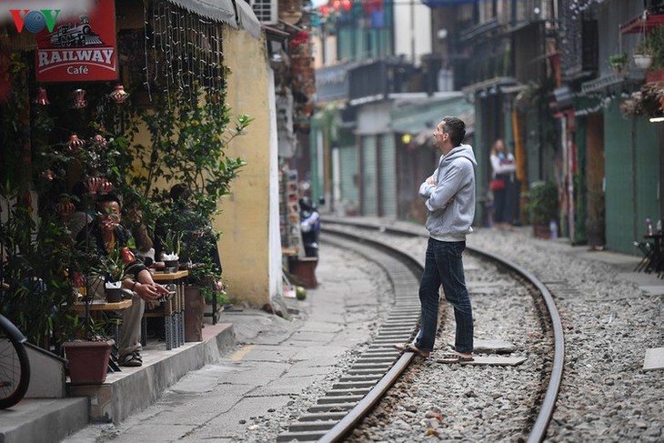 Entertainment areas in Hanoi deserted as COVID-19 fears grip capital - ảnh 16
