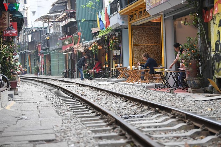 Entertainment areas in Hanoi deserted as COVID-19 fears grip capital - ảnh 17