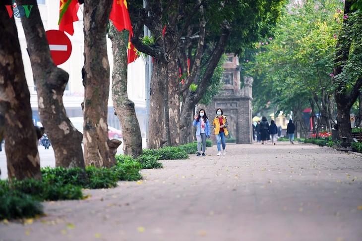 Entertainment areas in Hanoi deserted as COVID-19 fears grip capital - ảnh 4