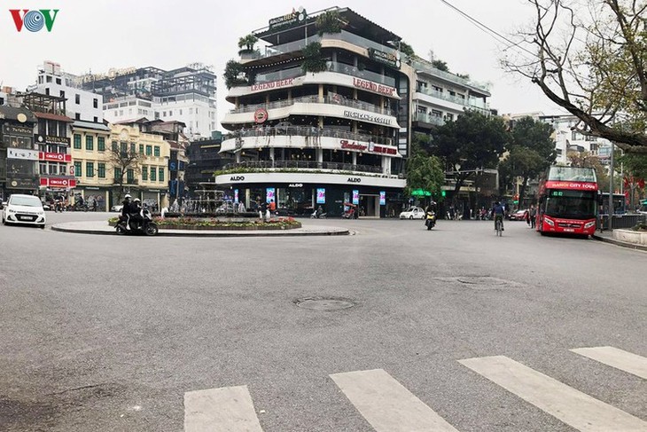 Entertainment areas in Hanoi deserted as COVID-19 fears grip capital - ảnh 5