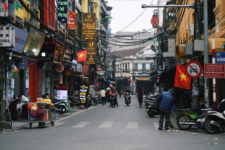 Entertainment areas in Hanoi deserted as COVID-19 fears grip capital - ảnh 9