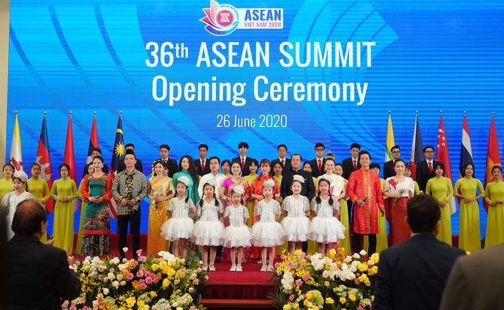 Chùm ảnh: Lễ khai mạc Hội nghị Cấp cao ASEAN - ảnh 1