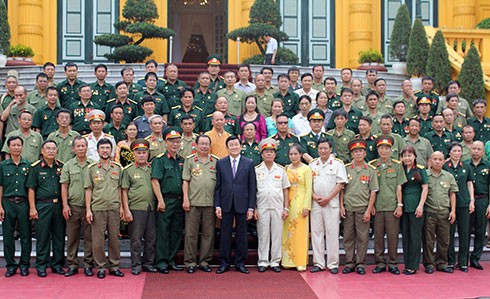 President Truong Tan Sang receives war veterans of Division 356 - ảnh 2
