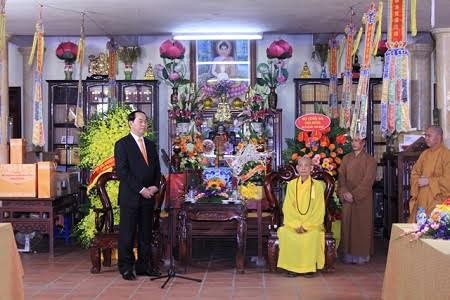President visits Vietnam Buddhist Sangha Supreme Patriarch - ảnh 1
