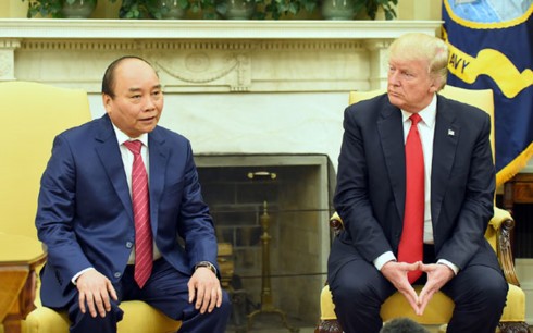 PM Phuc, President Trump hold talks on deepening bilateral ties  - ảnh 1