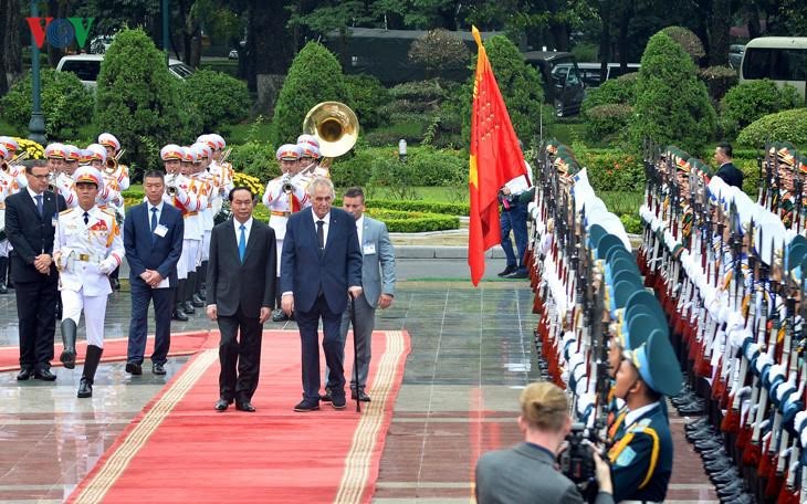 Czech President concludes state visit to Vietnam - ảnh 1