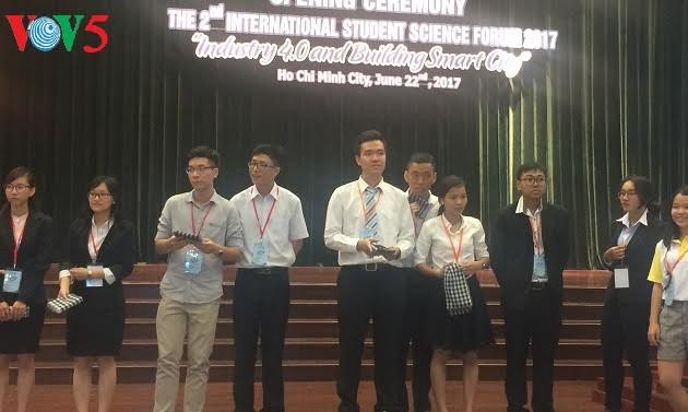 Ho Chi Minh City hosts international student science forum  - ảnh 1