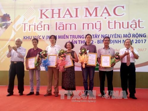 Art exhibition of south-central and central highlands region - ảnh 1