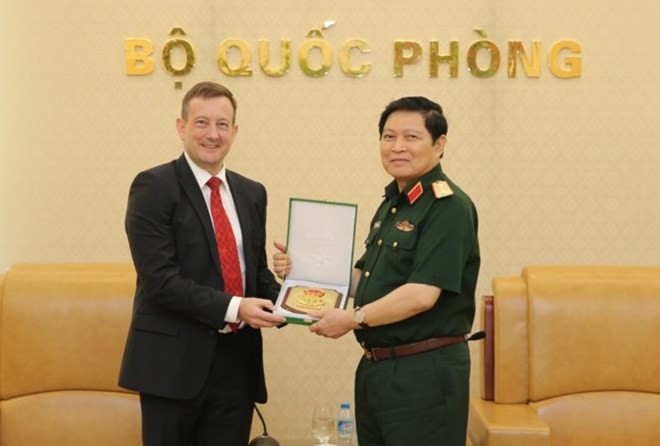 Defence Minister Ngo Xuan Lich receives French ambassador - ảnh 1