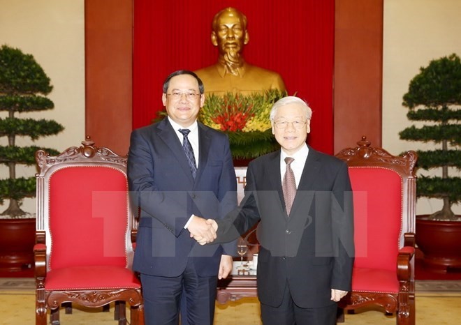 Vietnamese leaders affirm stronger ties with Laos - ảnh 1