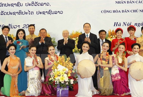 Vietnamese, Lao leaders determined to boost special ties - ảnh 1