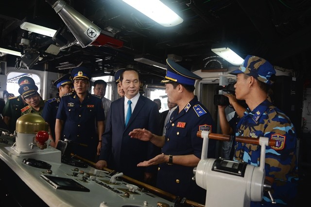 President pays pre-Tet visit to coast guards, workers - ảnh 1