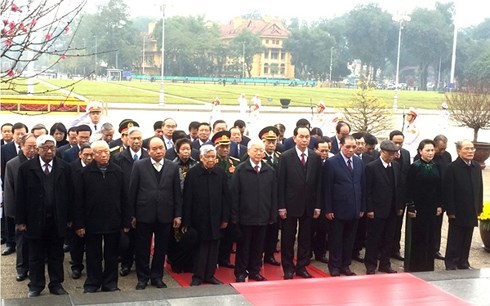 Leaders pay tribute to President Ho Chi Minh ahead of Lunar New Year - ảnh 1