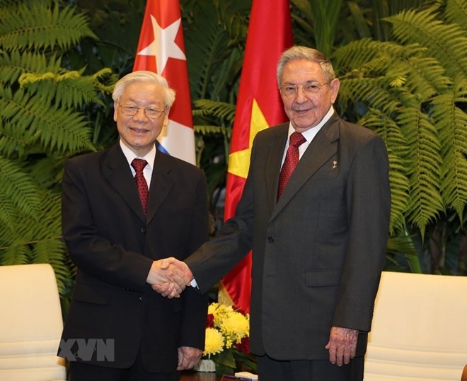 Party chief Nguyen Phu Trong holds talks with Cuban leader Raul Castro - ảnh 1