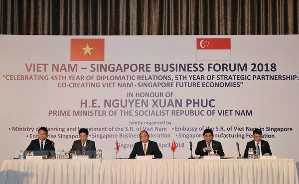PM urges strong changes in Vietnam-Singapore economic partnership - ảnh 1