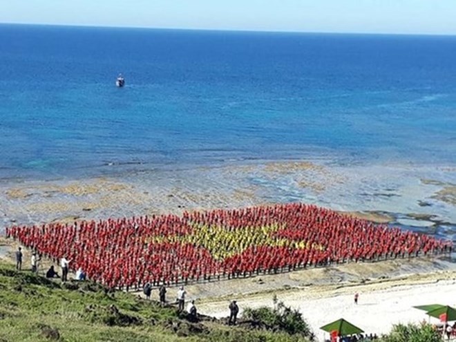 Record number of persons sing national anthem in Ly Son island - ảnh 1