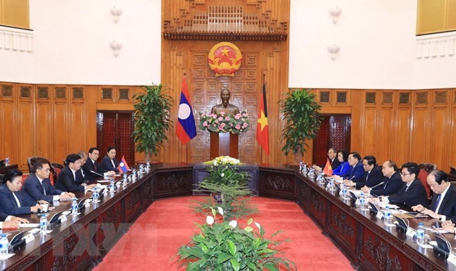 PM Nguyen Xuan Phuc welcomes Lao counterpart - ảnh 1