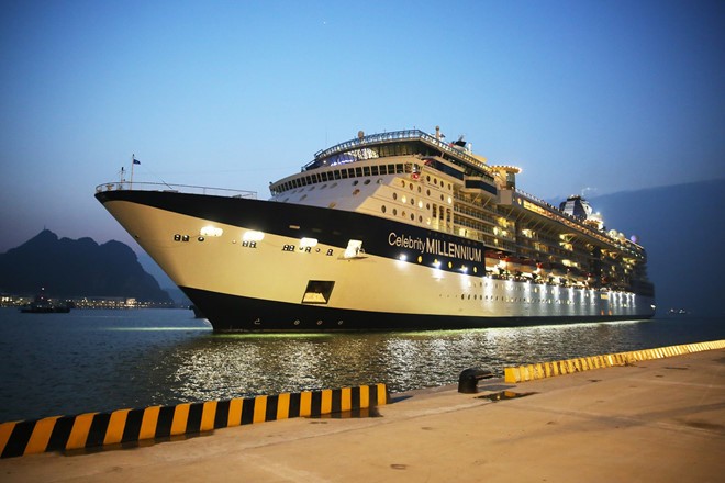 Ha Long International Passenger Port receives first 5-star cruise - ảnh 1