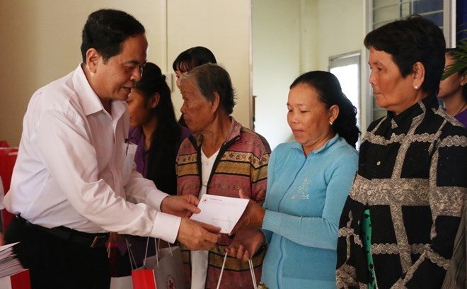 Tet gifts presented to disadvantaged, ethnic minority people - ảnh 1