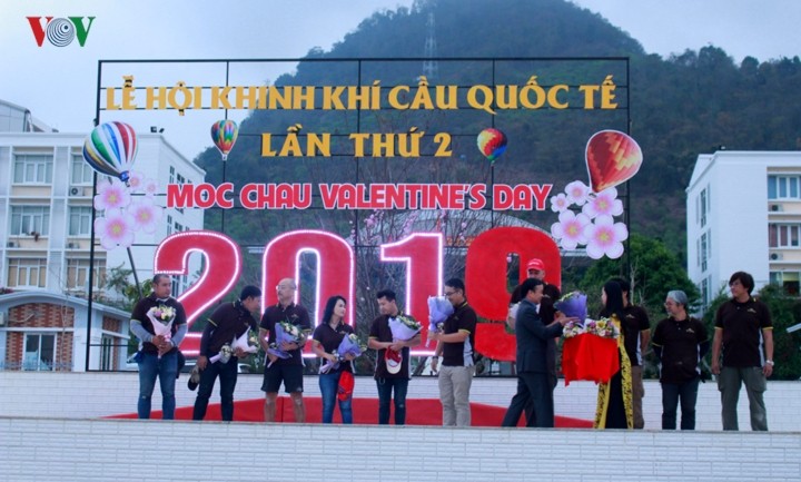 2nd international air balloon festival opens in Moc Chau - ảnh 1