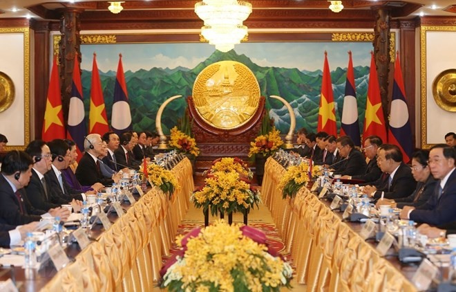 Top leaders of Vietnam, Laos hold talks in Vientiane - ảnh 1