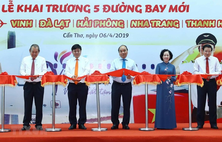 PM cuts ribbon to inaugurate 5 new air routes in Can Tho - ảnh 1