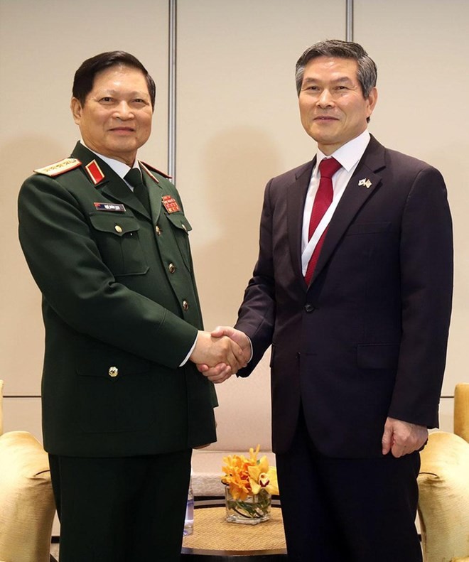 Defense Minister promotes defense cooperation in Shangri-La Dialogue - ảnh 1