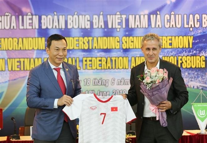 Vietnam, Germany sign football cooperation deal - ảnh 1