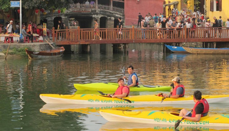 Clean up boat tours in Hoi An - ảnh 2