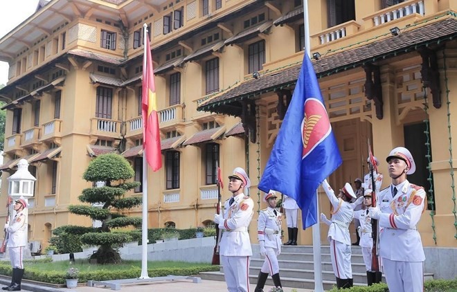 ASEAN flag hoisting ceremony celebrates grouping’s 52nd anniversary - ảnh 1
