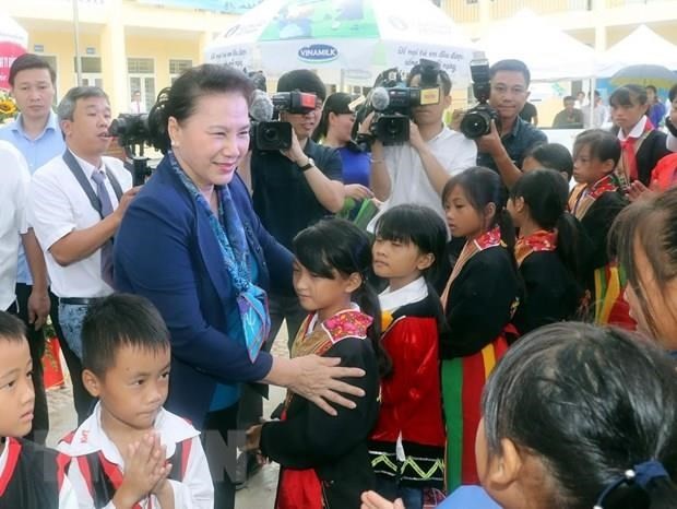 NA Chairwoman presents gifts to disadvantaged children in Quang Ninh - ảnh 1