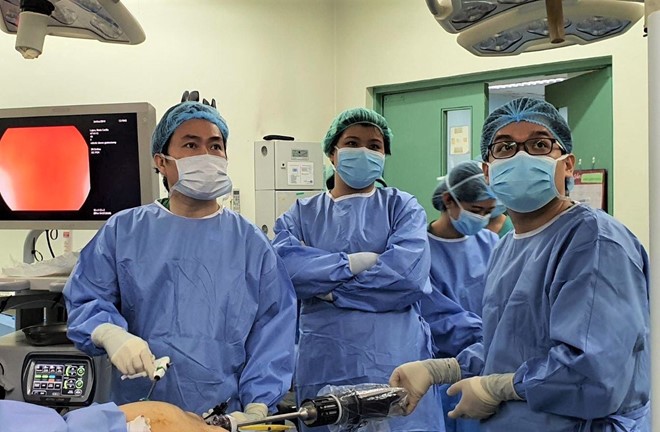 Vietnamese doctors perform robotic assisted surgeries overseas - ảnh 1