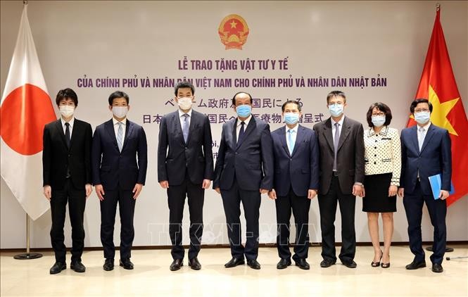 Vietnam presents Japan, US, Russia with medical supplies to fight Covid-19 - ảnh 1