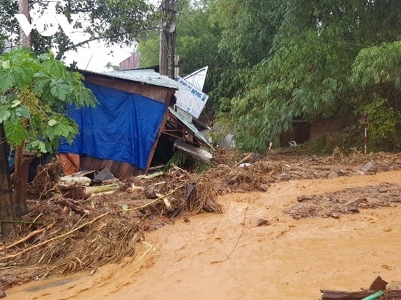 PM urges prompt rescue efforts after severe landslide hits central province - ảnh 1