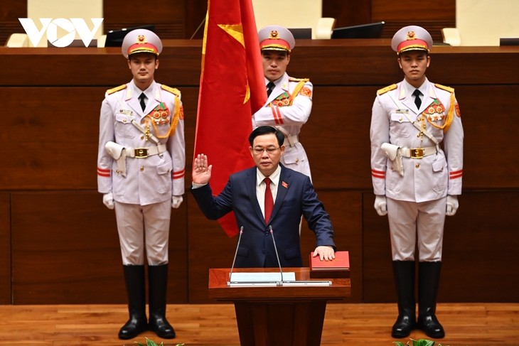 New NA Chairman Vuong Dinh Hue sworn into office - ảnh 1